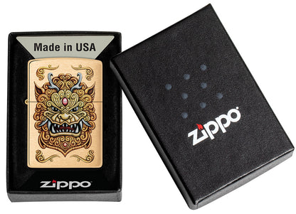 Encendedor Zippo a prueba de viento Foo Dog Design en su caja de regalo, que muestra un león imperial dorado al estilo del arte chino.
