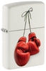 Vista frontal ¾ ángulo encendedor Zippo blanco con guantes de boxeo rojos