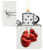 Encendedor Zippo blanco con guantes de boxeo rojos abierto con llama