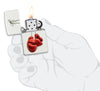 Encendedor Zippo blanco con guantes de boxeo rojos abierto con llama en mano estilizada