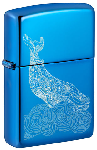 Encendedor Zippo Vista frontal ¾ Diseño de la ballena azul claro brillante con una ballena grabada con ondas redondas