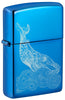 Encendedor Zippo Vista frontal ¾ Diseño de la ballena azul claro brillante con una ballena grabada con ondas redondas