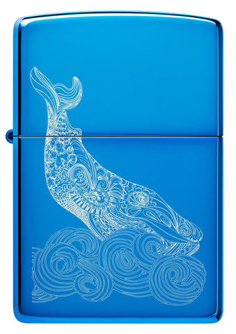 Encendedor Zippo Vista frontal del diseño de la ballena azul claro brillante con una ballena grabada con olas redondas