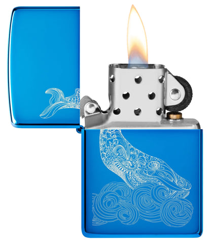 Encendedor Zippo Vista frontal Diseño de la ballena azul claro brillante con una ballena grabada con ondas redondas Abierto y encendido