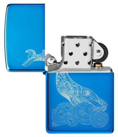 Encendedor Zippo Vista frontal Diseño de ballena azul claro brillante con una ballena grabada con olas redondas Abierto y sin encender