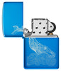 Encendedor Zippo Vista frontal Diseño de ballena azul claro brillante con una ballena grabada con olas redondas Abierto y sin encender