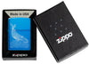 Encendedor Zippo Diseño de Ballena azul claro brillante en su envase abierto con una ballena grabada con ondas redondas