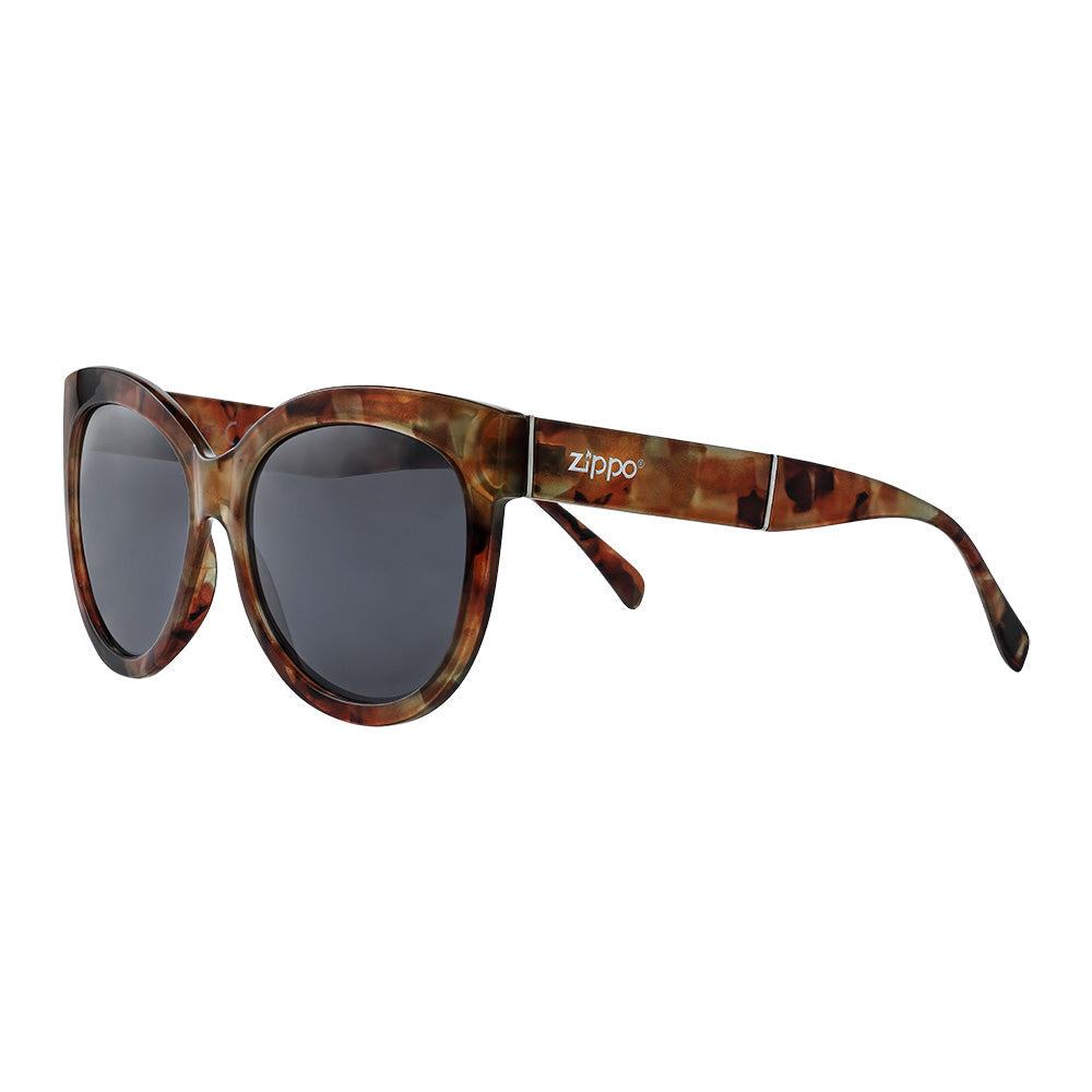 Gafas de sol Zippo Cat Eye Vista frontal ¾ Ángulo jaspeado en tonos marrones cálidos con el logotipo Zippo en la patilla en blanco