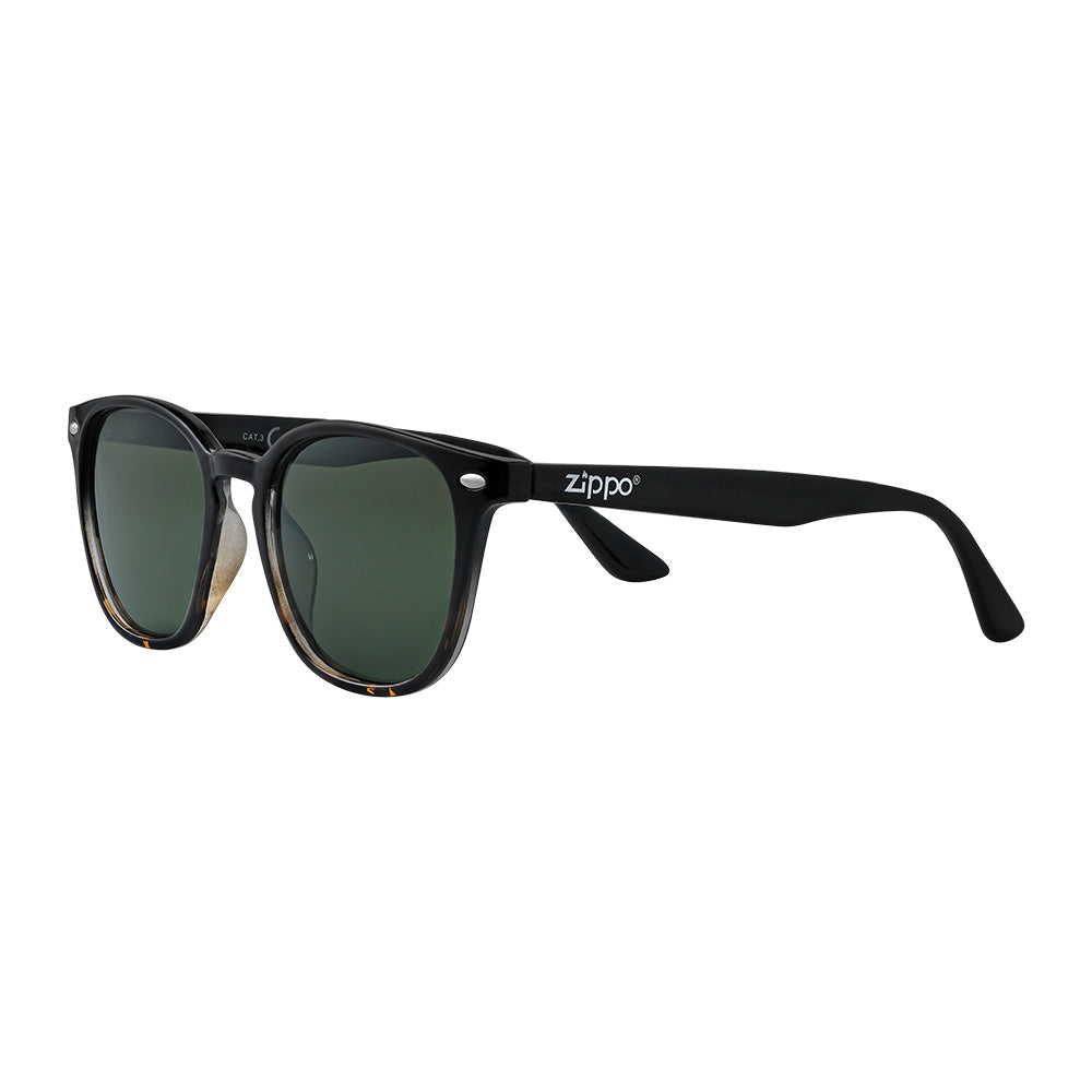 Gafas de sol Zippo vista frontal ¾ de ángulo con montura angular ligeramente redondeada en marrón y patillas en negro con el logo Zippo en blanco