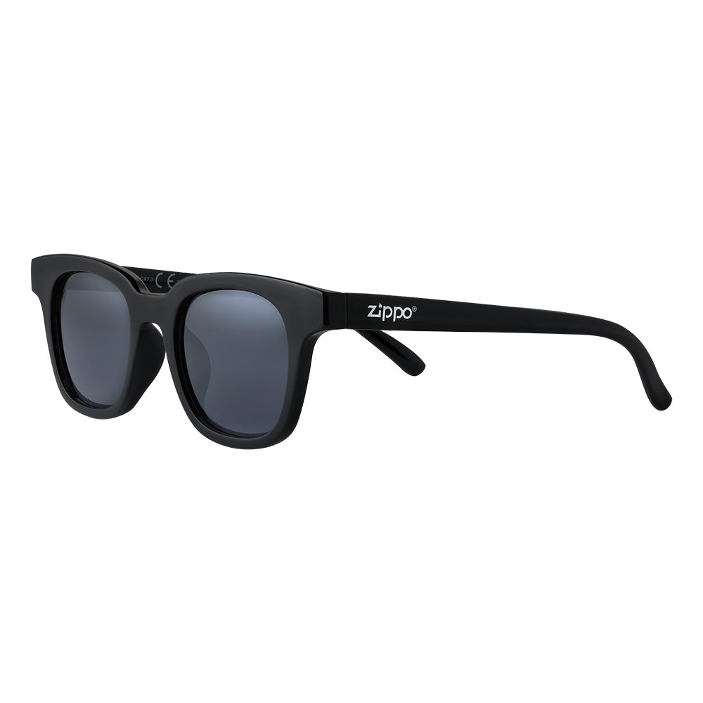 Gafas de sol Zippo de vista frontal ¾ de ángulo con monturas anchas en negro y con logotipo Zippo blanco