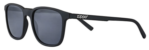 Gafas de sol Zippo de vista frontal ¾ de ángulo con lentes negras y montura cuadrada estrecha en negro con logotipo Zippo blanco