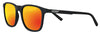 Gafas de sol Zippo de vista frontal ¾ de ángulo con lentes en tono dorado y montura cuadrada estrecha en negro con logotipo Zippo en blanco